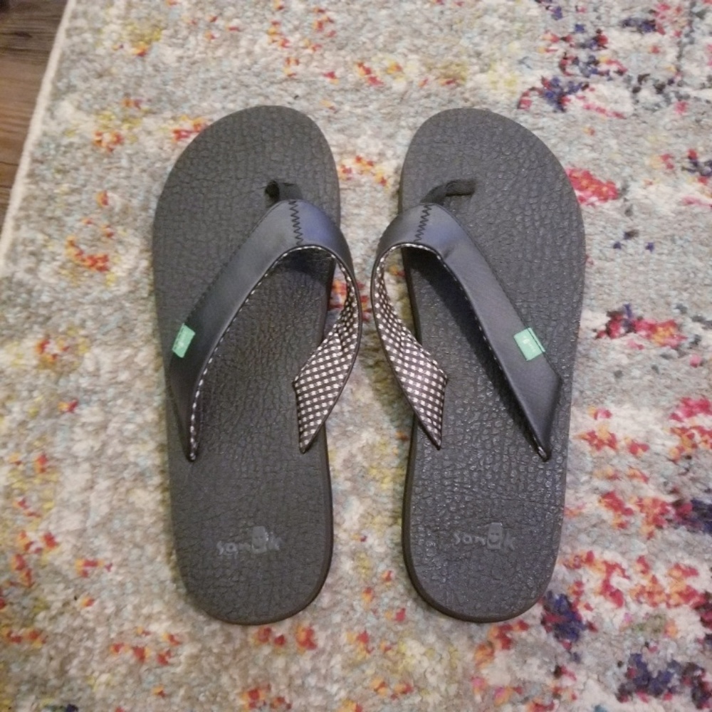 Sanuk black yoga mat flip flops